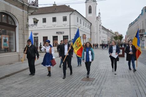 Elevii și studenţii basarabeni au sărbătorit unirea cu România în centrul Oradiei (FOTO / VIDEO)