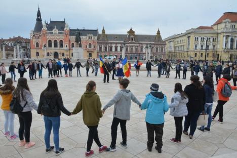 Elevii și studenţii basarabeni au sărbătorit unirea cu România în centrul Oradiei (FOTO / VIDEO)