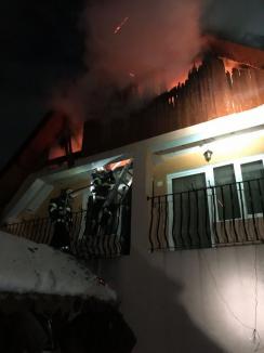 Incendii violente în Bihor: O casă din Aleșd a fost distrusă de foc, o alta, din Băița, are acoperișul și mansarda devastate (FOTO/VIDEO)
