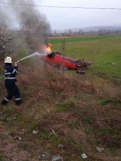 După ce s-a răsturnat, o mașină a luat foc la intrare în Beiuș (FOTO)