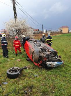 După ce s-a răsturnat, o mașină a luat foc la intrare în Beiuș (FOTO)