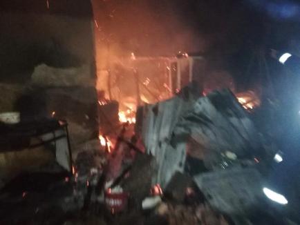 Frigul face pagube! Incendiu devastator într-o localitate din Bihor, provocat de o sobă (FOTO / VIDEO)