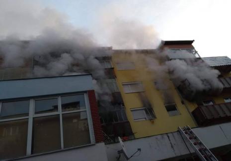 Incendiu într-un bloc din Beiuş: O femeie este în stare gravă la spital, după ce un apartament a luat foc (FOTO)