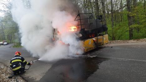 Asfaltare... cu flăcări: Un utilaj care lucra pe un drum din Bihor a luat foc în mers (FOTO)