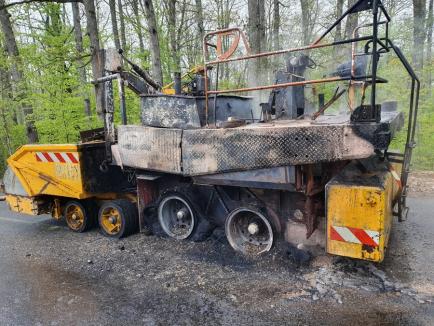 Asfaltare... cu flăcări: Un utilaj care lucra pe un drum din Bihor a luat foc în mers (FOTO)