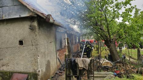 Un incendiu a distrus marți o locuință din Cetariu. Cum a pornit focul (FOTO/VIDEO)