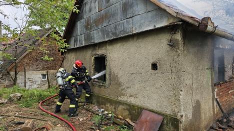 Un incendiu a distrus marți o locuință din Cetariu. Cum a pornit focul (FOTO/VIDEO)