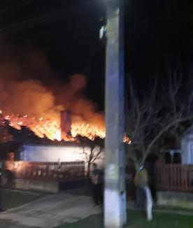 Moarte cruntă pentru o femeie din Bihor: Casa i-a luat foc, iar tavanul s-a prăbușit peste ea! (VIDEO)