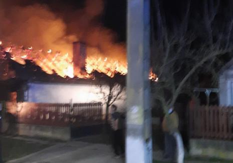 Moarte cruntă pentru o femeie din Bihor: Casa i-a luat foc, iar tavanul s-a prăbușit peste ea! (VIDEO)