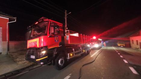 Incendiu la miezul nopții, într-o gospodărie din Bihor: Proprietarul a fost trezit de o vecină și a reușit să scape (FOTO) 