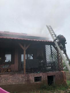 Grătarul buclucaş: Terasa unei case din Paleu a fost cuprinsă de flăcări, din cauza aparatului lăsat sub tensiune (FOTO)