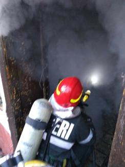 Incendiu puternic la Salonta: O bună parte dintr-o casă a fost distrusă, de la o lumânare (FOTO)