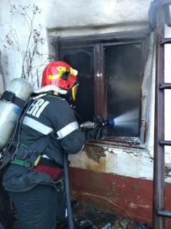 Incendiu puternic la Salonta: O bună parte dintr-o casă a fost distrusă, de la o lumânare (FOTO)