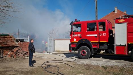 Incendiu violent la o casă din Sântandrei (FOTO / VIDEO)