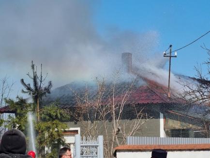 Incendiu violent la o casă din Sântandrei (FOTO / VIDEO)