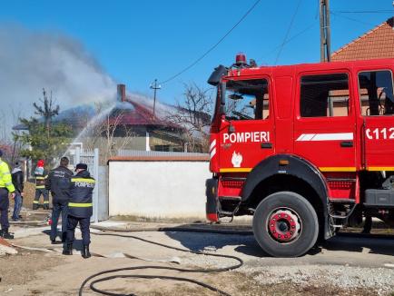 Incendiu violent la o casă din Sântandrei (FOTO / VIDEO)