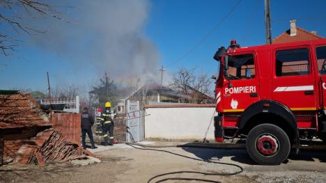 Incendiu violent la o casă din Sântandrei (FOTO / VIDEO)