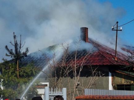 Incendiu violent la o casă din Sântandrei (FOTO / VIDEO)