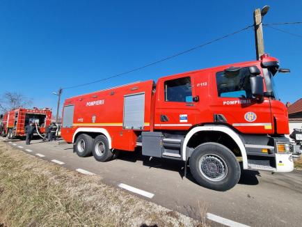 Incendiu violent la o casă din Sântandrei (FOTO / VIDEO)