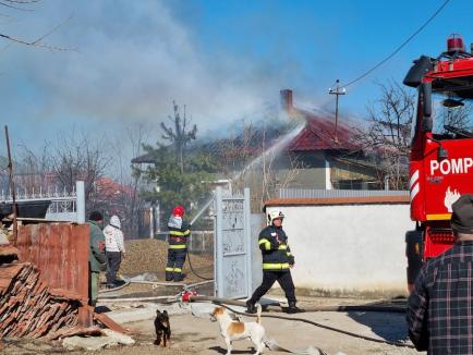 Incendiu violent la o casă din Sântandrei (FOTO / VIDEO)