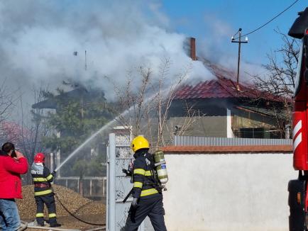 Incendiu violent la o casă din Sântandrei (FOTO / VIDEO)