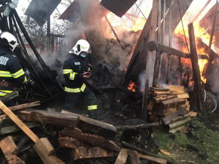 Incendiu la un hambar din comuna Răbăgani, 10 tone de fân s-au făcut scrum (FOTO / VIDEO)