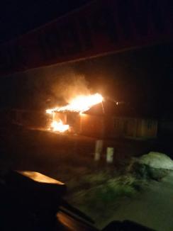 O casă în construcţie a fost distrusă de flăcări, în Aleşd (FOTO)