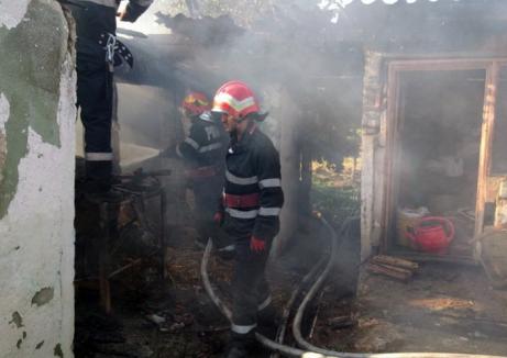 Incendiu în Aleşd: Anexa unei gospodării a fost cuprinsă de flăcări (FOTO)