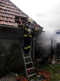Foc în Alparea! Pompierii au intervenit pentru a stinge un incendiu violent într-o gospodărie (FOTO / VIDEO)