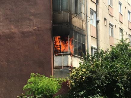 Incendiu într-un bloc din Ioşia: Doi copii s-au jucat cu focul şi au aprins un balcon (FOTO / VIDEO)
