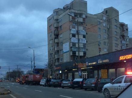 Incendiu puternic, în Oradea: Un apartament a luat foc, într-un bloc pe Bulevardul Decebal, locuitorii au fost evacuați (FOTO / VIDEO)