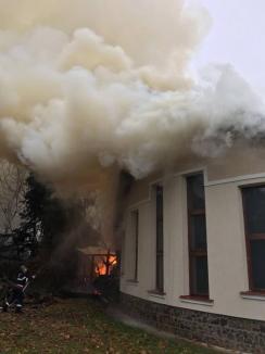Incendiu la sediul Administraţiei Parcului Natural Apuseni. Flăcările au distrus acoperişul şi o parte din clădire (FOTO)