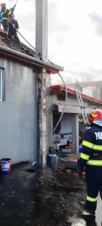 Foc pus intenționat într-o casă din Bihor. Proprietarii sunt la muncă în străinătate (FOTO)