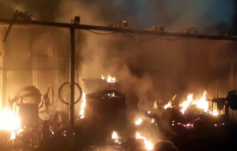 Incendiu în miezul nopții, într-o gospodărie din Bihor. Flăcările se vedeau de la un kilometru
