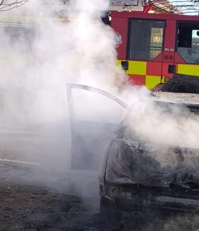Două vehicule din Bihor, cuprinse de flăcări. O mașină parcată de proprietar în fața casei s-a făcut scrum