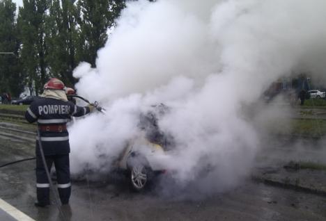 O mașină s-a făcut scrum în Bihor, chiar lângă o casă. De ce a luat foc
