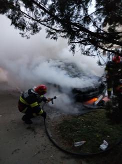 Două mașini distruse de foc, în Bihor. Incendiile au avut aceeași cauză (FOTO)