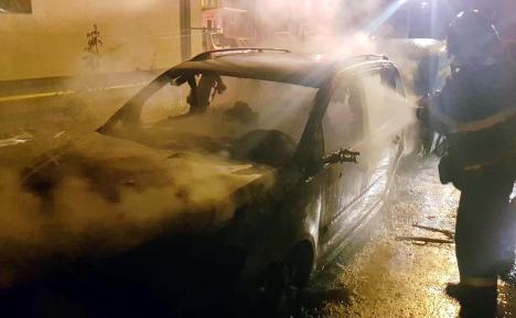 Patru maşini distruse de foc, într-o singură noapte, în Bihor (FOTO)
