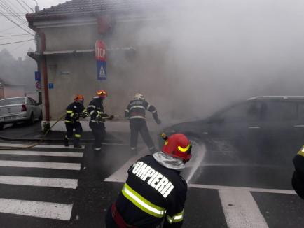 Coincidenţe bizare: Două maşini au luat foc, la un minut distanţă, pe două străzi din Oradea. Incendiile au avut aceeaşi cauză