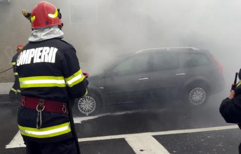 Coincidenţe bizare: Două maşini au luat foc, la un minut distanţă, pe două străzi din Oradea. Incendiile au avut aceeaşi cauză