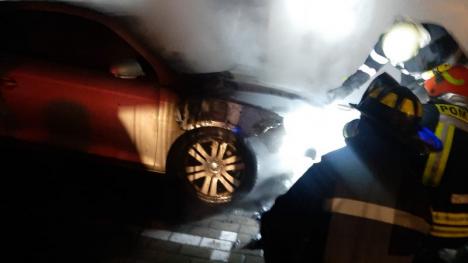 Foc la demisolul unui bloc din Oradea: O maşină a fost incendiată intenţionat, zeci de locatari au fost evacuaţi (FOTO)