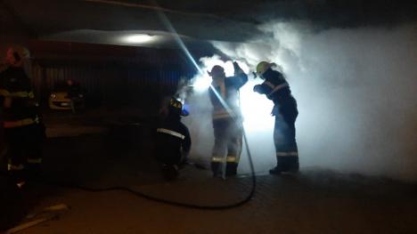 Foc la demisolul unui bloc din Oradea: O maşină a fost incendiată intenţionat, zeci de locatari au fost evacuaţi (FOTO)