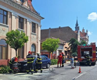 O mașină a luat foc în centrul Salontei. Cauza incendiului (FOTO/VIDEO)
