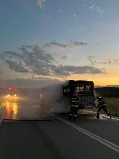 Un autobuz a luat foc în mers, pe o șosea din Bihor. Cum a pornit incendiul (FOTO)