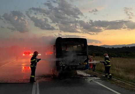 Un autobuz a luat foc în mers, pe o șosea din Bihor. Cum a pornit incendiul (FOTO)