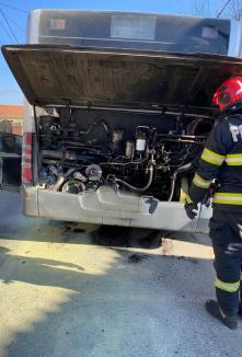 Incendiu la un autobuz OTL în Săldăbagiu de Munte. Flăcările au fost stinse de șofer (FOTO)