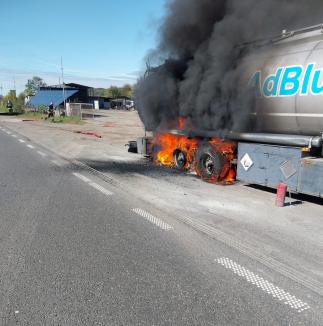 Incendiu la o cisternă cu lichid AdBlue, pe DN1, în Bihor (FOTO)