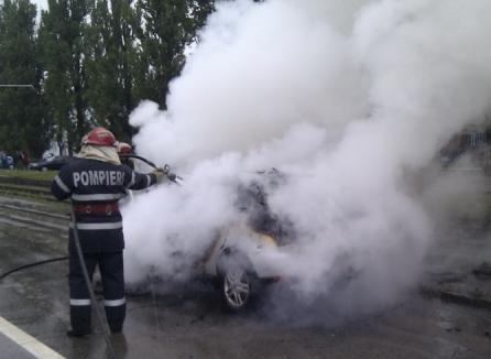 Ghinion pe DN 76: O maşină a luat foc în mers