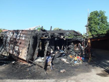 Băile Felix sub flăcări: Un incendiu provocat intenţionat a mistuit bazarul din centrul staţiunii (FOTO/VIDEO)