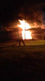 Băile Felix sub flăcări: Un incendiu provocat intenţionat a mistuit bazarul din centrul staţiunii (FOTO/VIDEO)